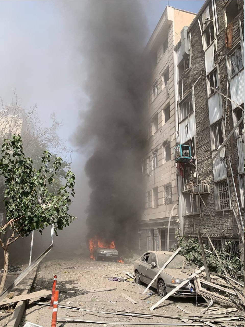 حريق في ميدان وليعصر بوسط طهران جراء سقوط مقذوفين