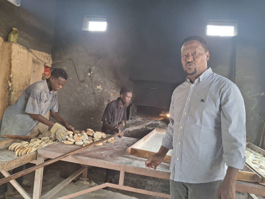 أيمن «شقيق شيخ الأمين» يتابع العمل بنفسه (الشرق الأوسط)