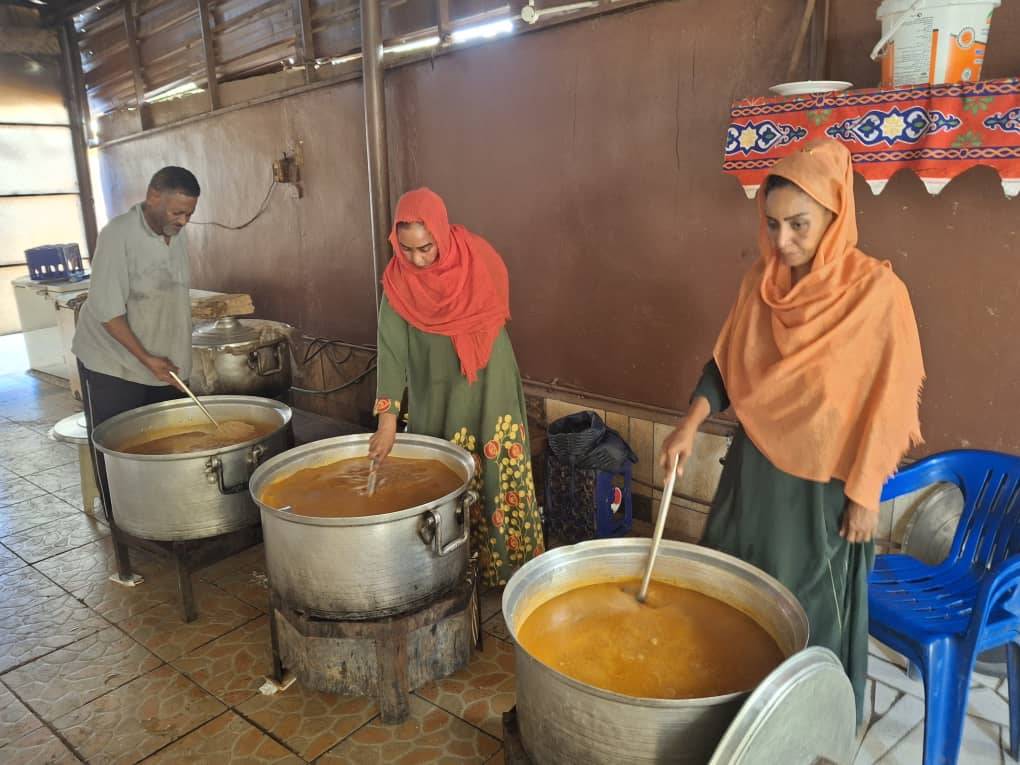 سيدات يُلقبن بـ«الفقيرات» يعملن على القدور الضخمة لإعداد الوجبات (الشرق الأوسط)