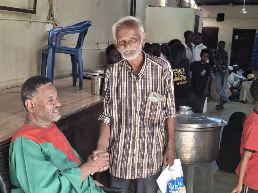 مواطن هندي يقيم في السودان يحصل على وجباته من المسيد (الشرق الأوسط)