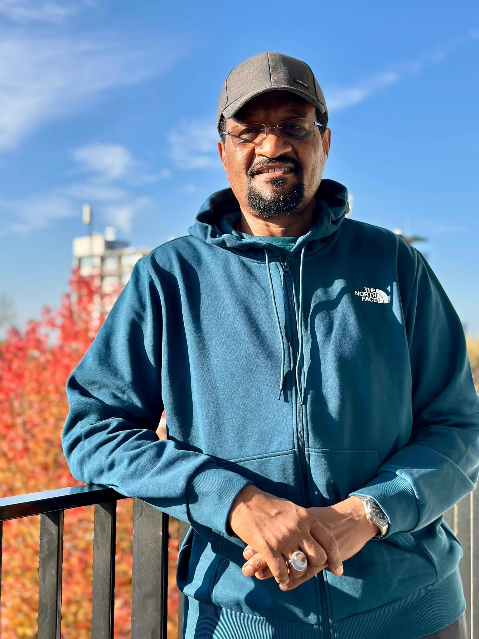 شيخ الأمين بملابس عصرية أكسبته حُب الشباب (موقعه على «فيسبوك»)