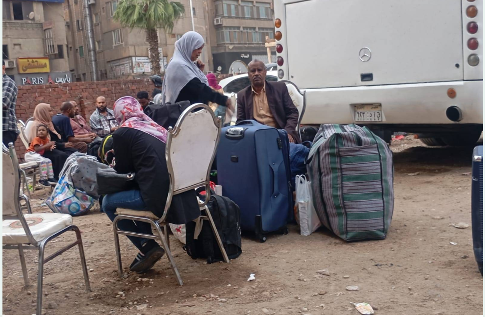 سودانيون قبل انطلاق رحلة العودة من القاهرة إلى بلادهم في وقت سابق (مبادرة «راجعين للبلد الطيب»)