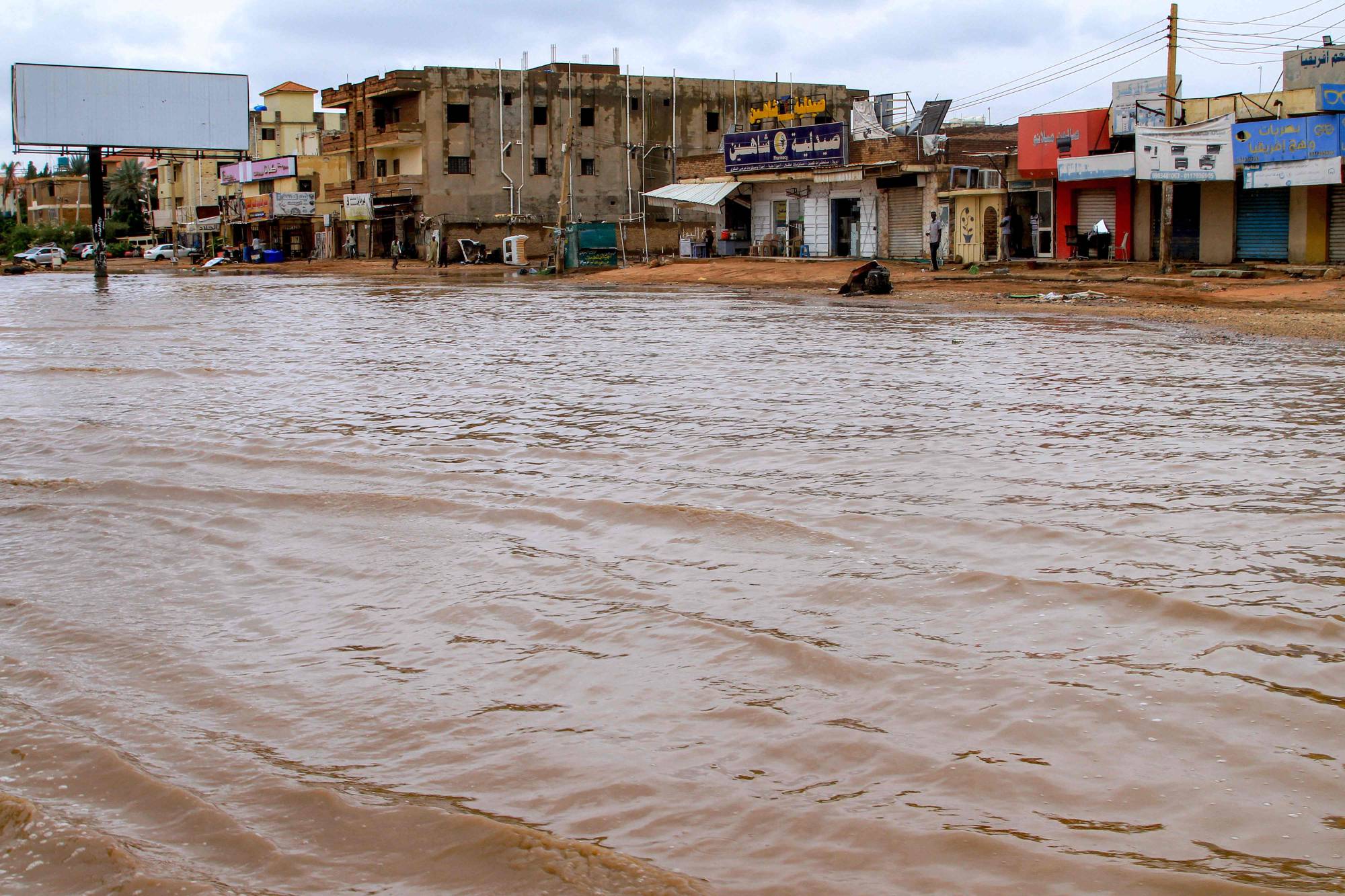 مياه الأمطار الغزيرة تغمر الشوارع وتخلف بركاً راكدة (أ.ف.ب)