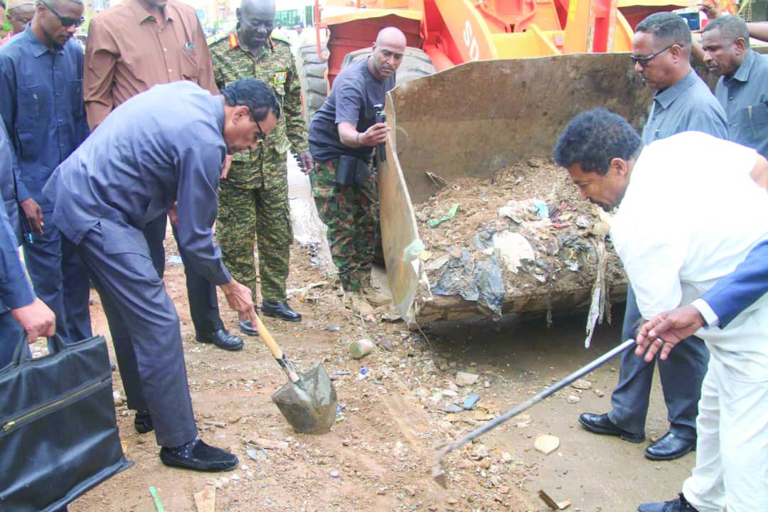 رئيس الوزراء كامل إدريس يشارك في حملة نظافة بالخرطوم (الشرق الأوسط)