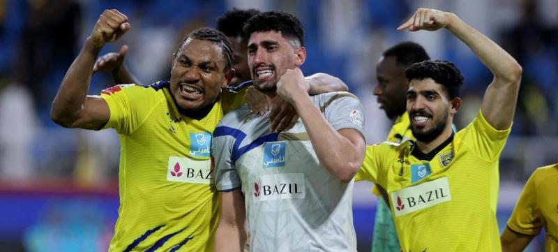 للصراع بقية... التعاون يوقظ الاتحاد من أفراحه «الوردية»