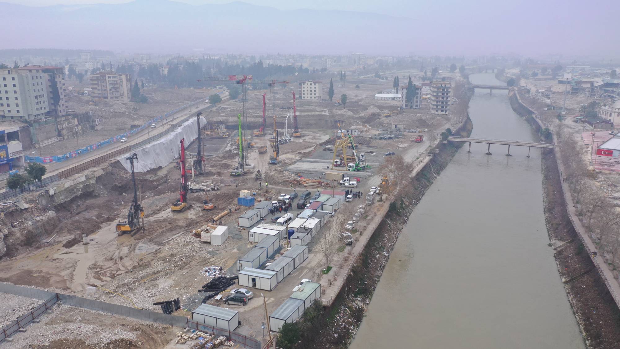 من فاز بصفقات إعمار المناطق المتضررة من الزلزال؟