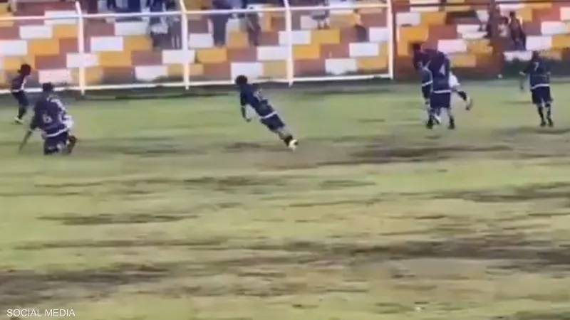 شاهد... صاعقة تقتل لاعباً وتصيب آخرين في ملعب كرة قدم