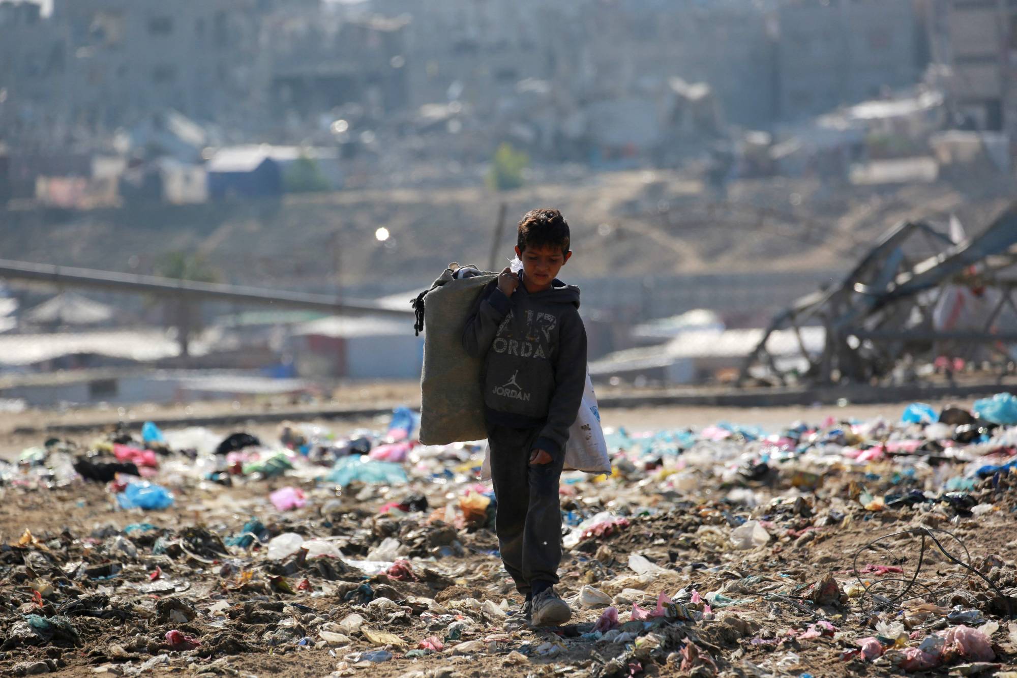 أهالي غزة بين ثالوث الجوع والفقر والمرض... والعالم يحصي «العقود الضائعة»