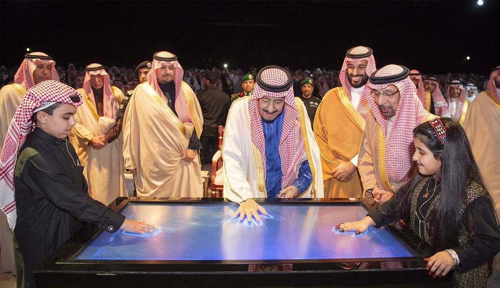 عهد الملك سلمان يُعزز رؤى مستقبل واستقراء الذكاء الاصطناعي في السعودية