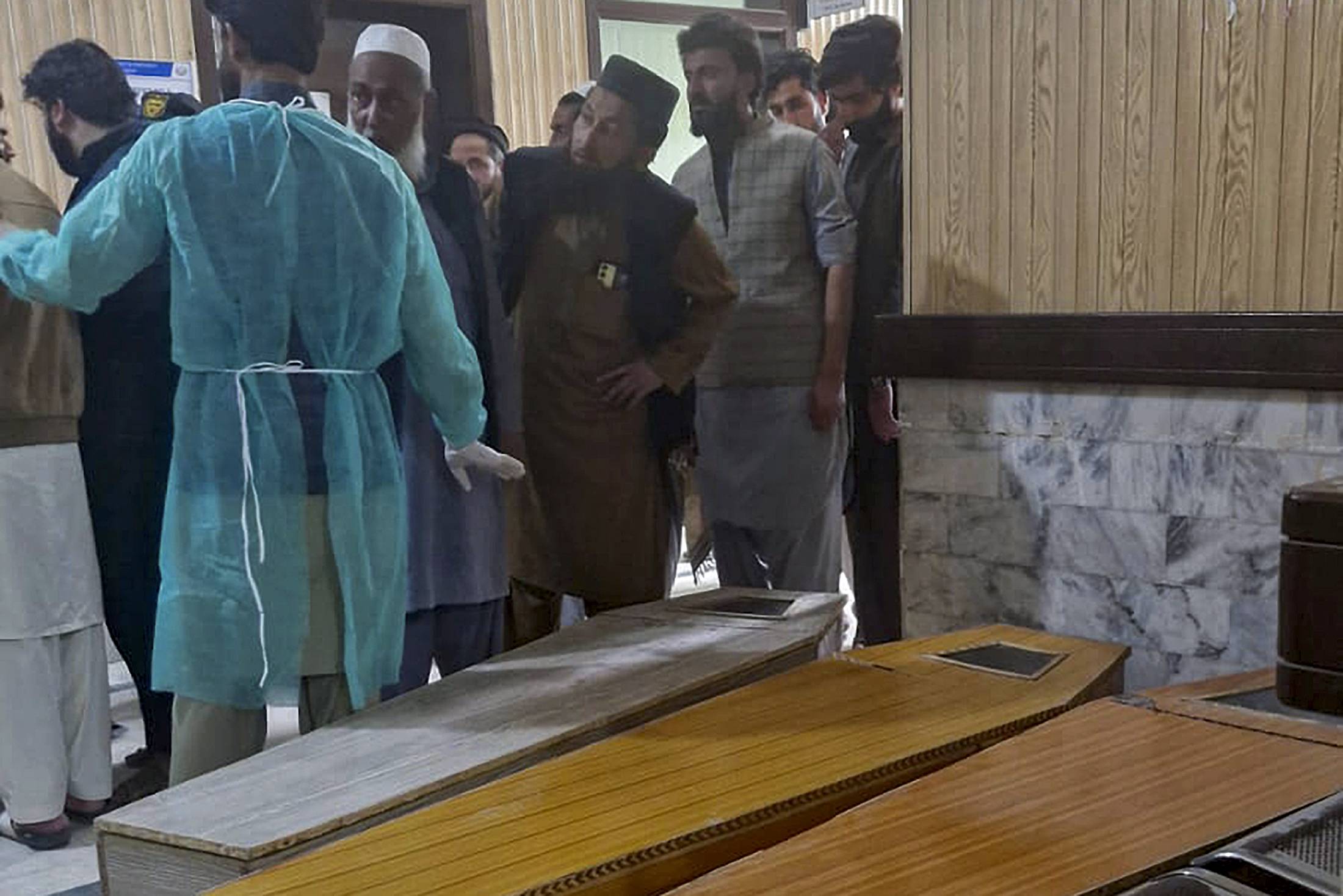 يقف أشخاص بجوار نعوش ضحايا انفجار قنبلة في مسجد داخل مدرسة دينية مؤيدة لـ«طالبان» في مستشفى بناوشيرا وهي بلدة في مقاطعة خيبر بختونخوا شمال غرب باكستان، الجمعة 28 فبراير 2025 (أ.ب)