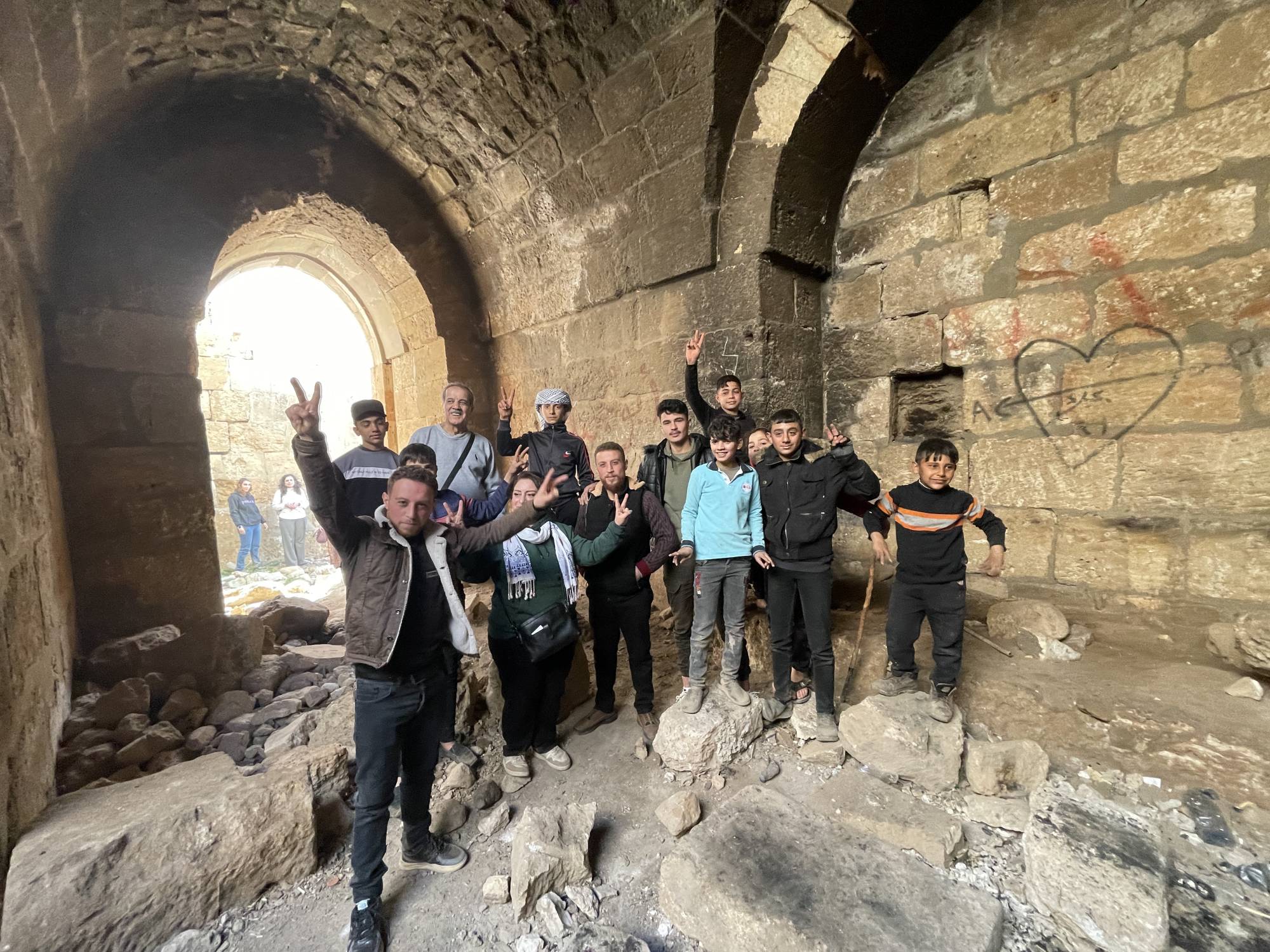 «رحلة إلى إدلب» تكشف فجوات عميقة بين السوريين