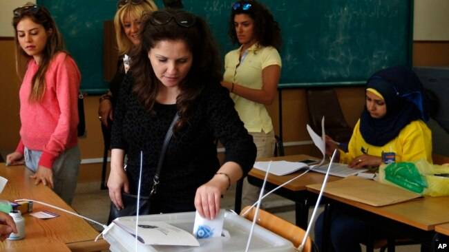 لبنانية تقترع في الانتخابات المحلية في بيروت عام 2016 (أرشيفية - أ.ب)