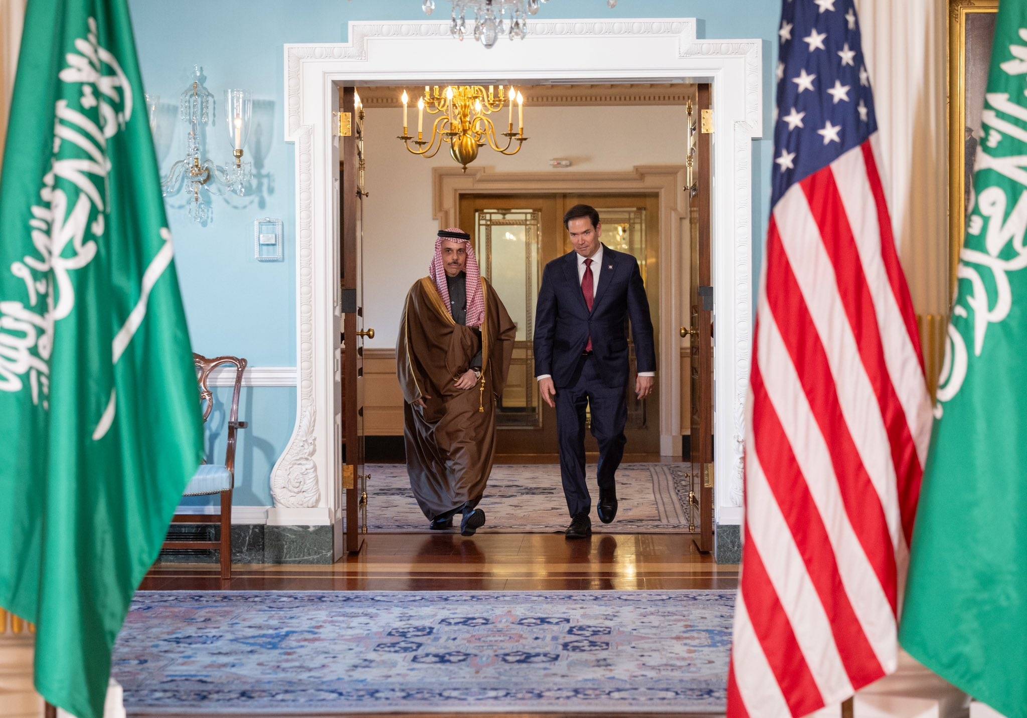 الوزير روبيو مستقبلاً الأمير فيصل بن فرحان بمقر الوزارة في واشنطن الأربعاء (الخارجية السعودية)