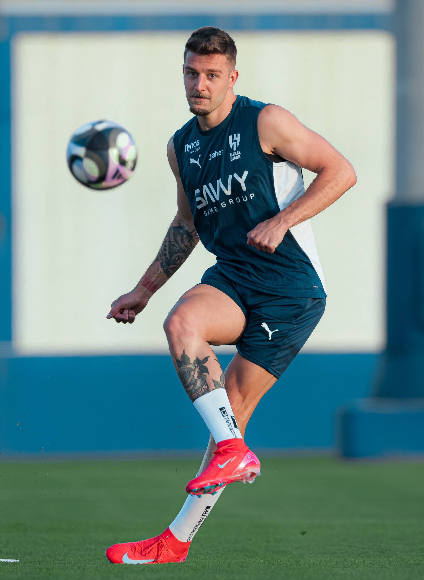 سافيتش يسدد الكرة في تدريبات الهلال (نادي الهلال)