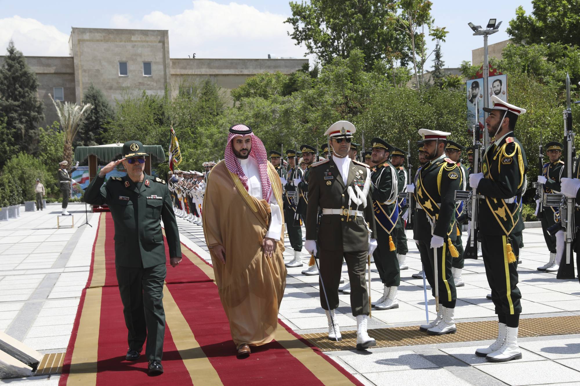استقبال رسمي إيراني للأمير خالد بن سلمان لدى وصوله للقاء رئيس الأركان الإيراني محمد باقري في طهران الخميس (أ.ب)