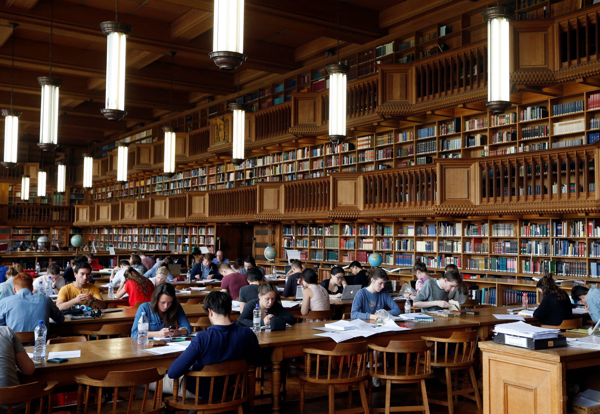 طلاب في مكتبة إحدى الجامعات الأميركية (رويترز)