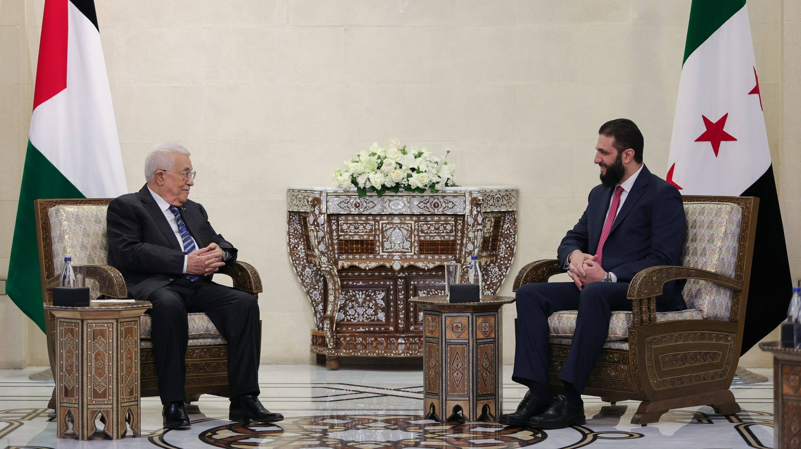 الرئيس السوري أحمد الشرع يلتقي نظيره الفلسطيني في قصر الشعب بدمشق (الرئاسة السورية)