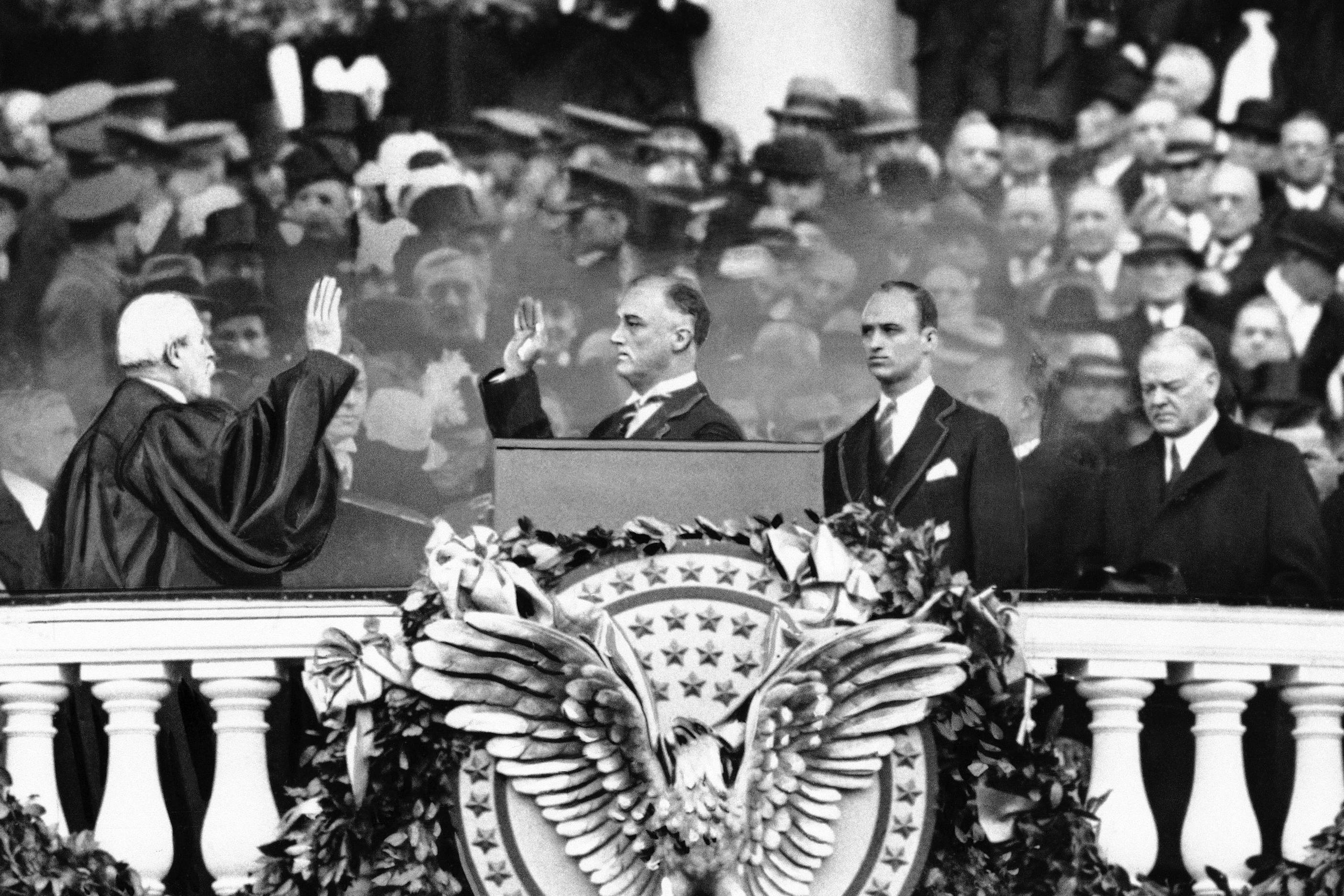 فرانكلين روزفلت يؤدي قسم اليمين في واشنطن 4 مارس 1933 (أ.ب)