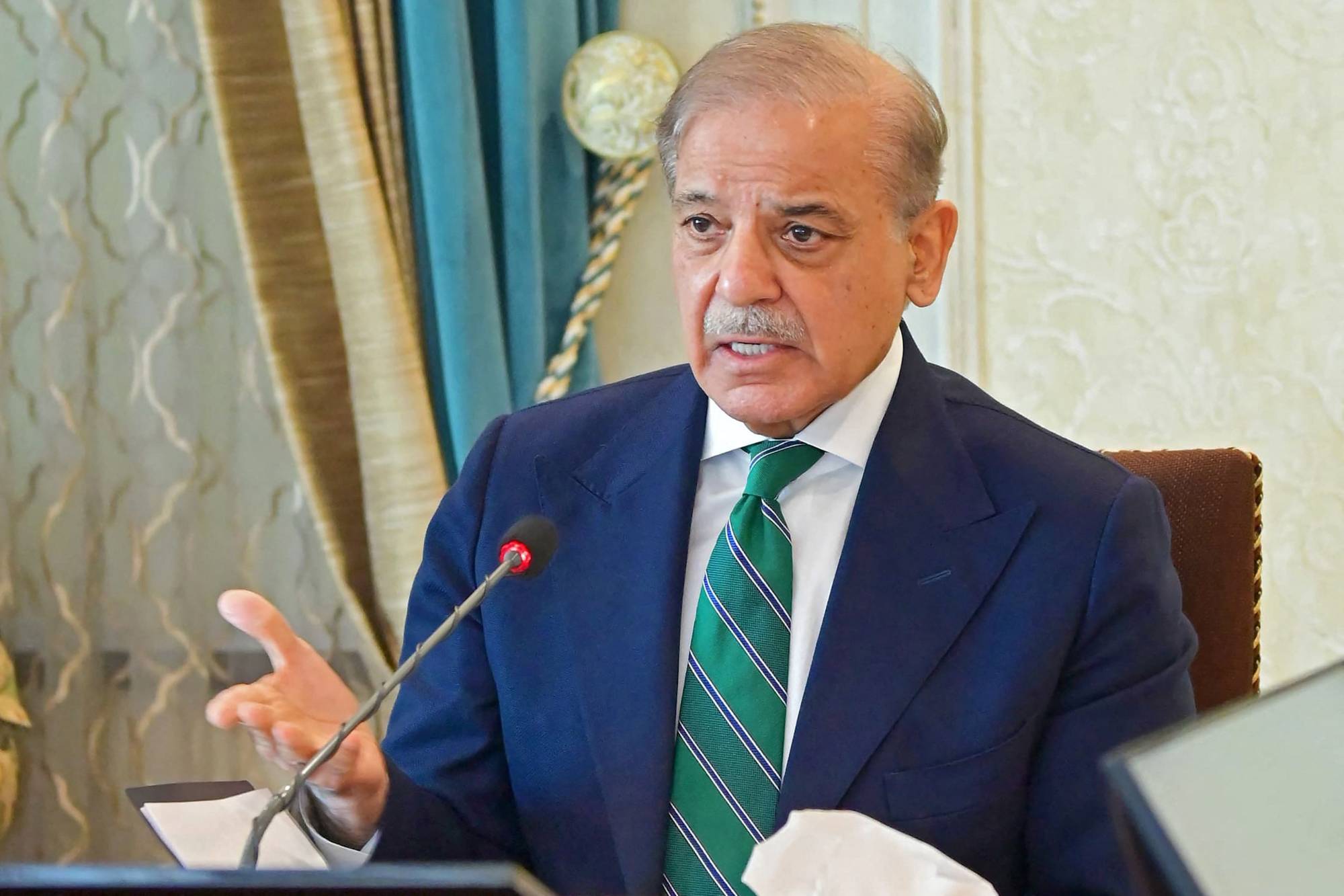 في هذه الصورة التي التقطها ونشرها مكتب رئيس الوزراء الباكستاني يوم 24 أبريل 2025 يتحدث شهباز شريف خلال اجتماع أمني رفيع المستوى إلى قادة القوات الباكستانية ومسؤولين حكوميين آخرين بمقر رئاسة الوزراء في إسلام آباد (أ.ف.ب)