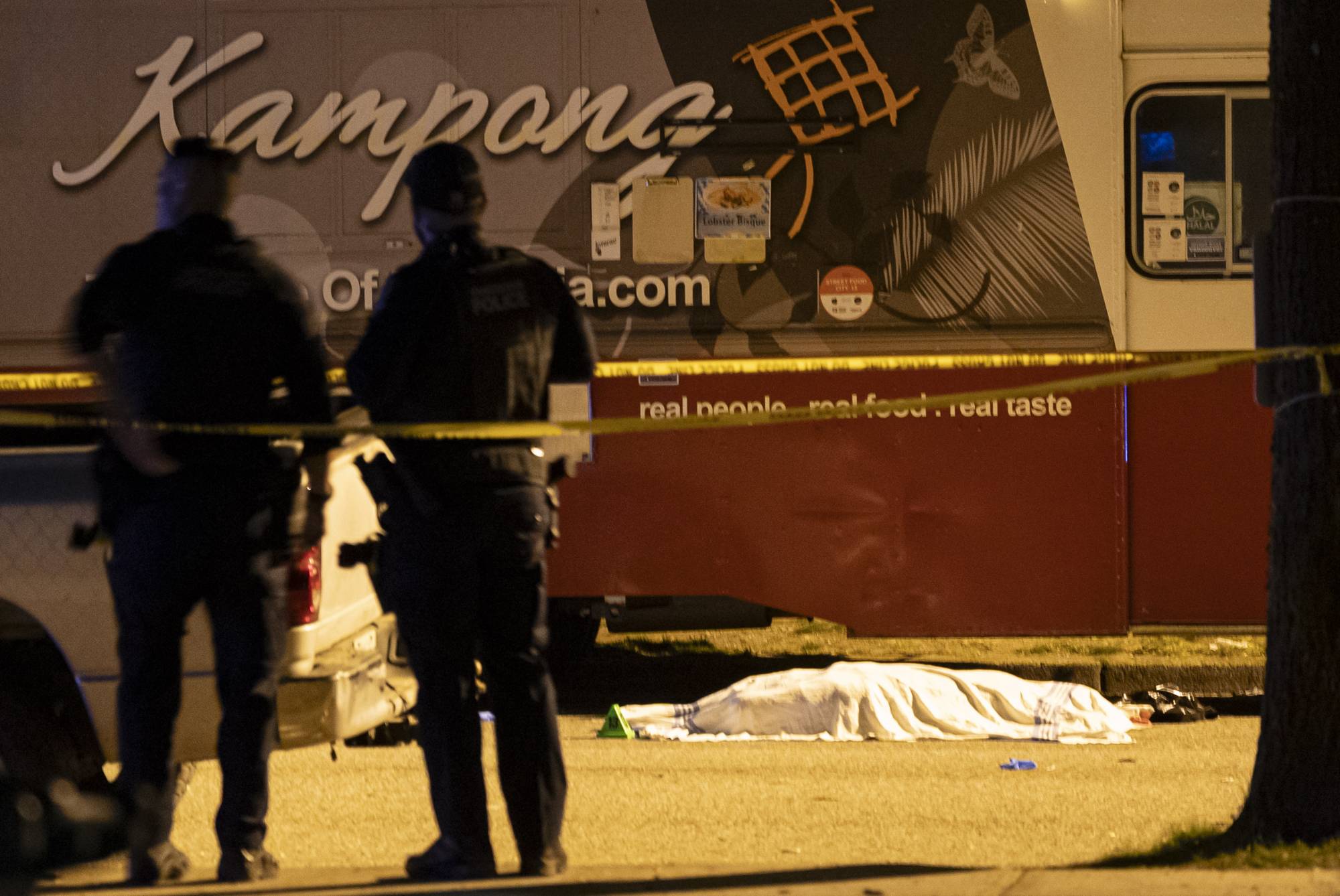 جثمان أحد الضحايا بالقرب من شاحنة طعام في موقع الحادث، حيث قُتل عدة أشخاص عندما صدمت سيارة حشدًا في مهرجان شعبي بمدينة فانكوفر غرب كندا (د.ب.أ)