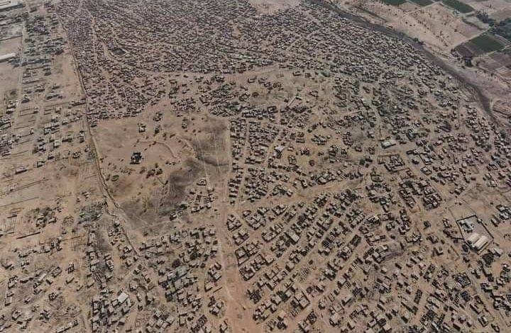 لقطة جوية لمخيم الجفينة في محافظة مأرب الذي يُعدّ أكبر مخيمات النزوح في اليمن (إكس)