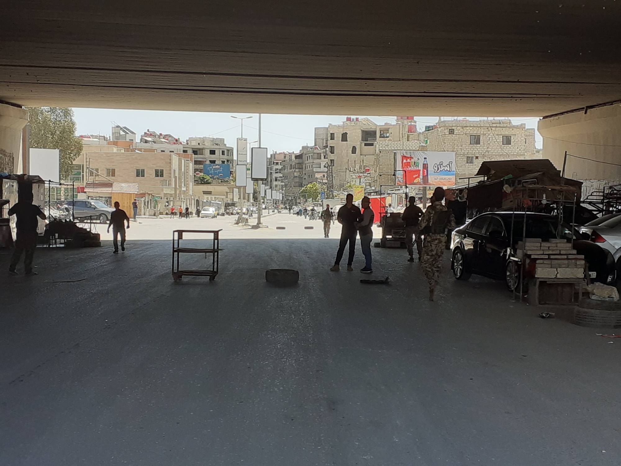 حاجز للأمن العام التابع لوزارة الداخلية السورية تحت جسر المتحلق الجنوبي على مدخل ضاحية جرمانا الشمالي (خاص - الشرق الأوسط)