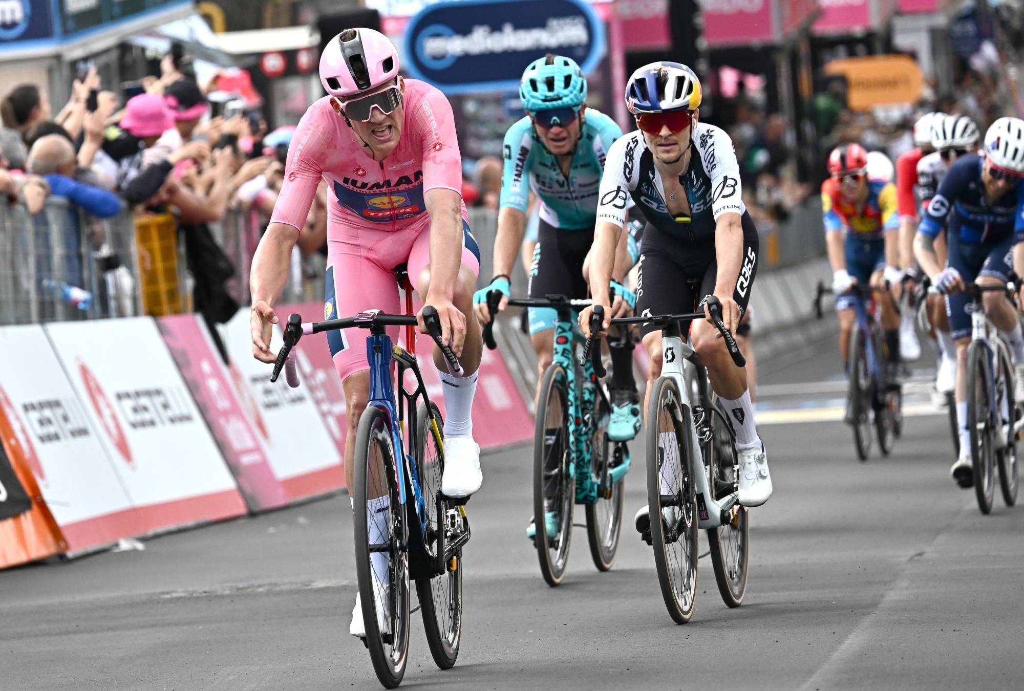 بيدرسن واجه صعوبة في المرحلة الخامسة قبل مواصلة هيمنته (إ.ب.أ)