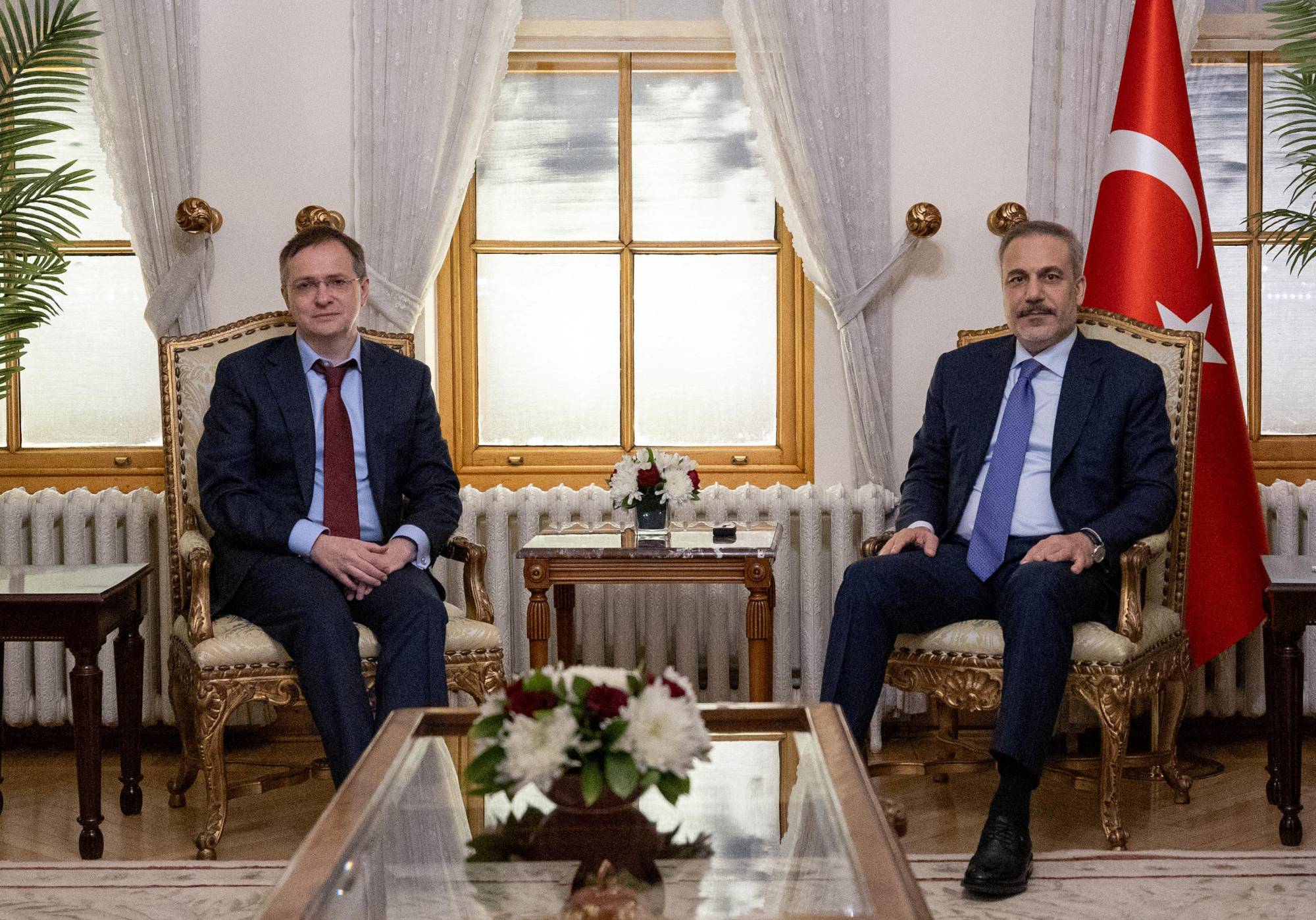وزير الخارجية التركي هاكان فيدان (يمين) يلتقي رئيس وفد التفاوض الروسي فلاديمير ميدينسكي في إسطنبول (رويترز)