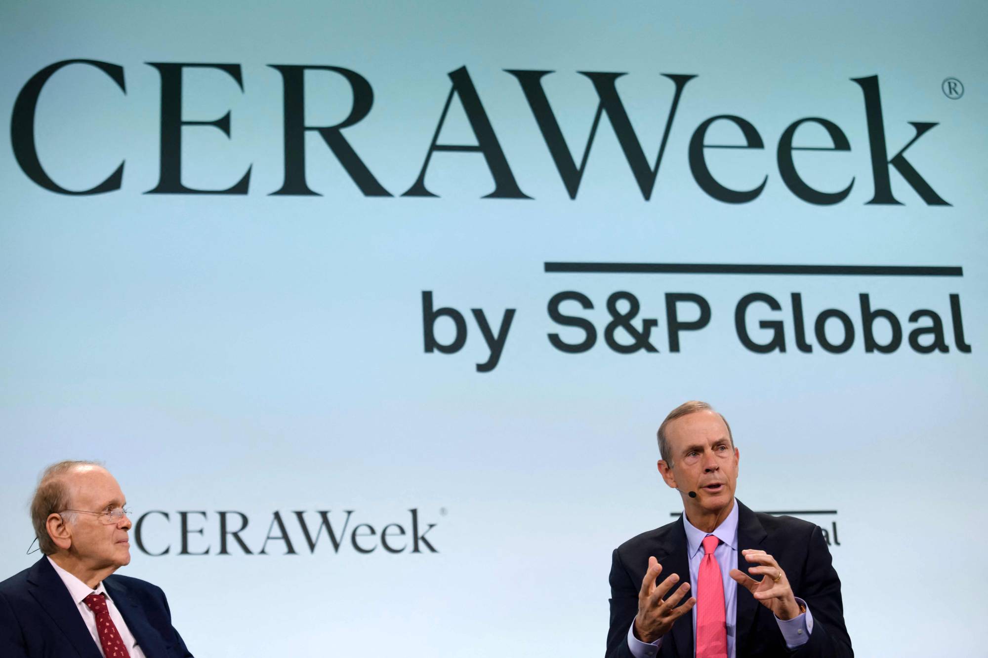 الرئيس التنفيذي لشركة «شيفرون» مايك ويرث (يمين) يتحدث خلال مؤتمر «سيراويك» في هيوستن (أ.ف.ب)