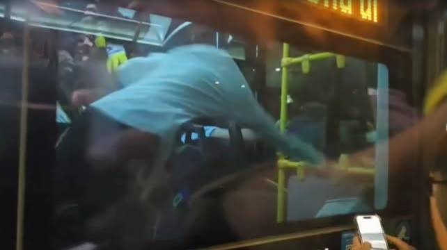 مشجعو فريق إسرائيلي خسروا مباراة وفزعوا من صاروخ حوثي... فانتقموا من عرب القدس