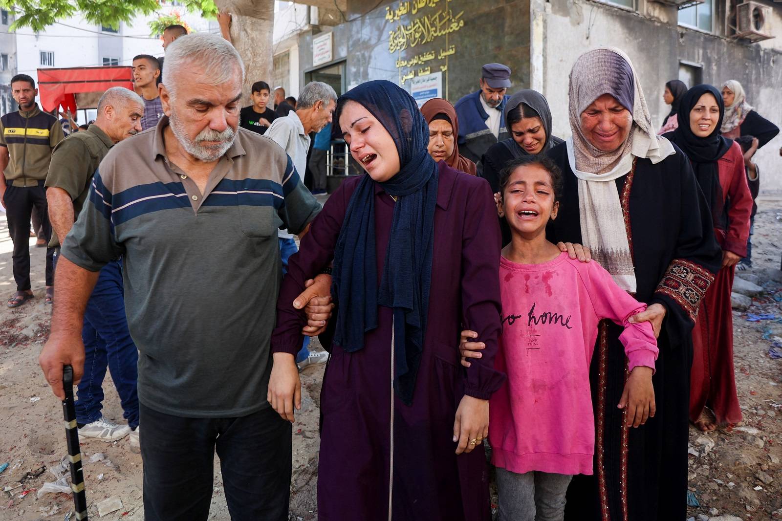 فلسطينيون يشيعون يوم الثلاثاء قريباً لهم قُتل أثناء محاولته الحصول على مساعدة في نقطة توزيع قرب معبر زيكيم الحدودي (أ.ف.ب)