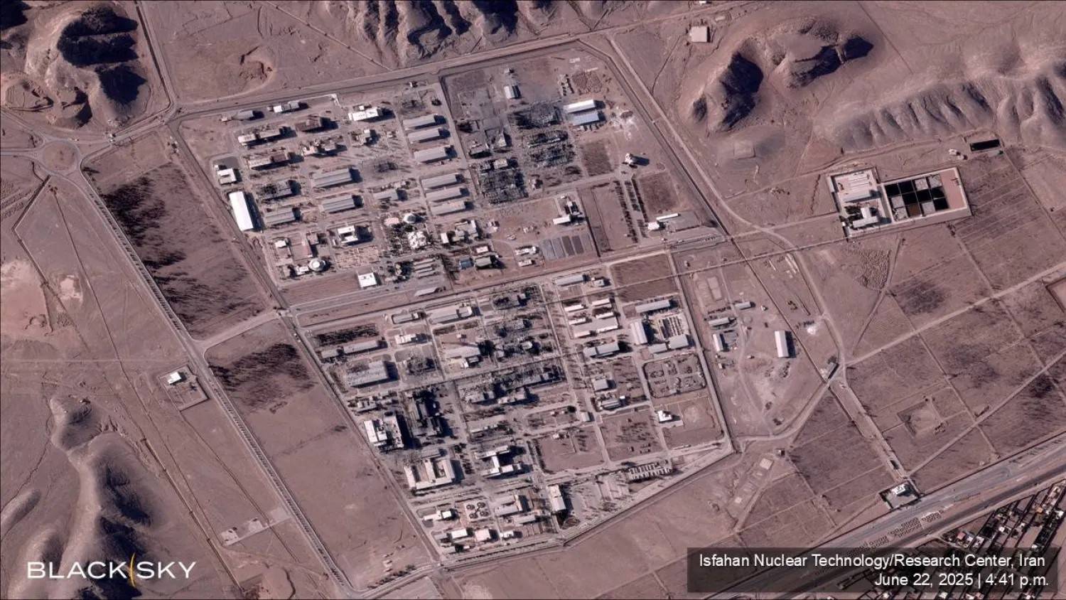 صورة ملتقطة عبر الأقمار الاصطناعية لمبانٍ مُدمّرة في مركز أصفهان للتكنولوجيا النووية بعد استهدافه بغاراتٍ أميركية (رويترز)