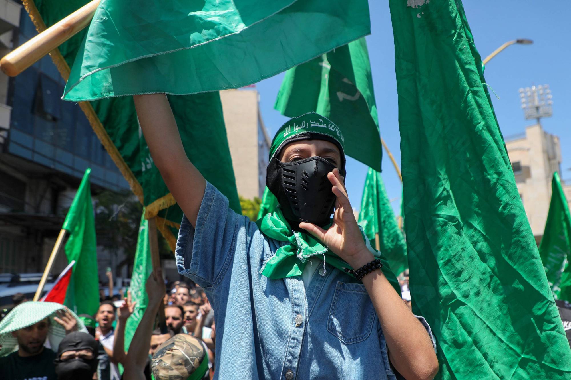 فلسطينيون يتظاهرون في الخليل بالضفة الغربية يوليو 2024 تنديداً باغتيال زعيم «حماس» إسماعيل هنية (أ.ف.ب)