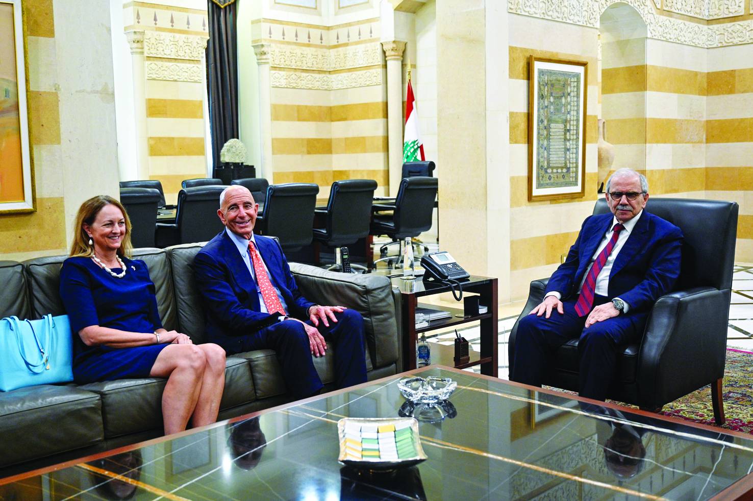 جانب من لقاء رئيس الحكومة اللبنانية نواف سلام مع الموفد الأميركي توماس برّاك (إ.ب.أ)