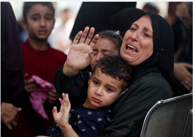 بكاء لدى تشييع فلسطينيين الأسبوع الماضي بعدما قتلوا بضربات إسرائيلية في مدينة غزة (رويترز)