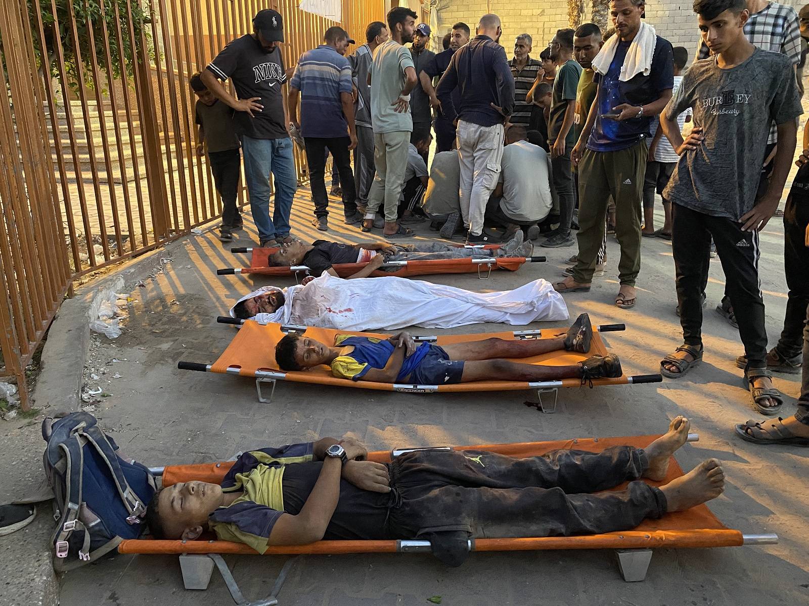 قتلى فلسطينيون جراء الغارات الإسرائيلية على جنوب قطاع غزة (أ.ف.ب)