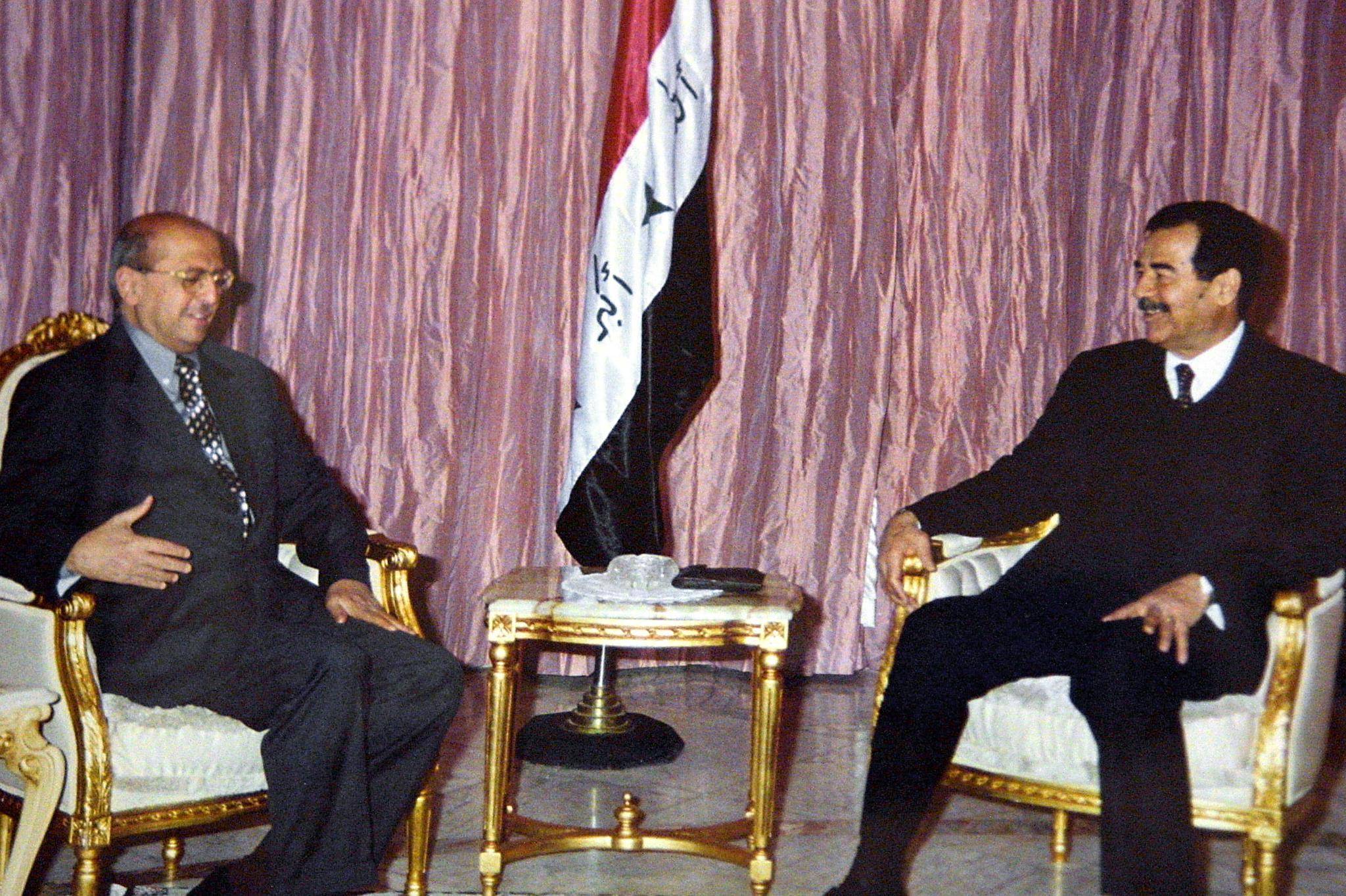 صدام مستقبلاً القربي في بغداد عام 2001 (أ.ف.ب)