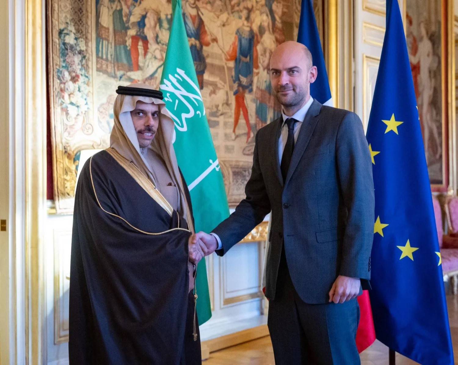 الأمير فيصل بن فرحان والوزير جان نويل بارو خلال لقاء سابق بباريس في فبراير الماضي (الخارجية السعودية)