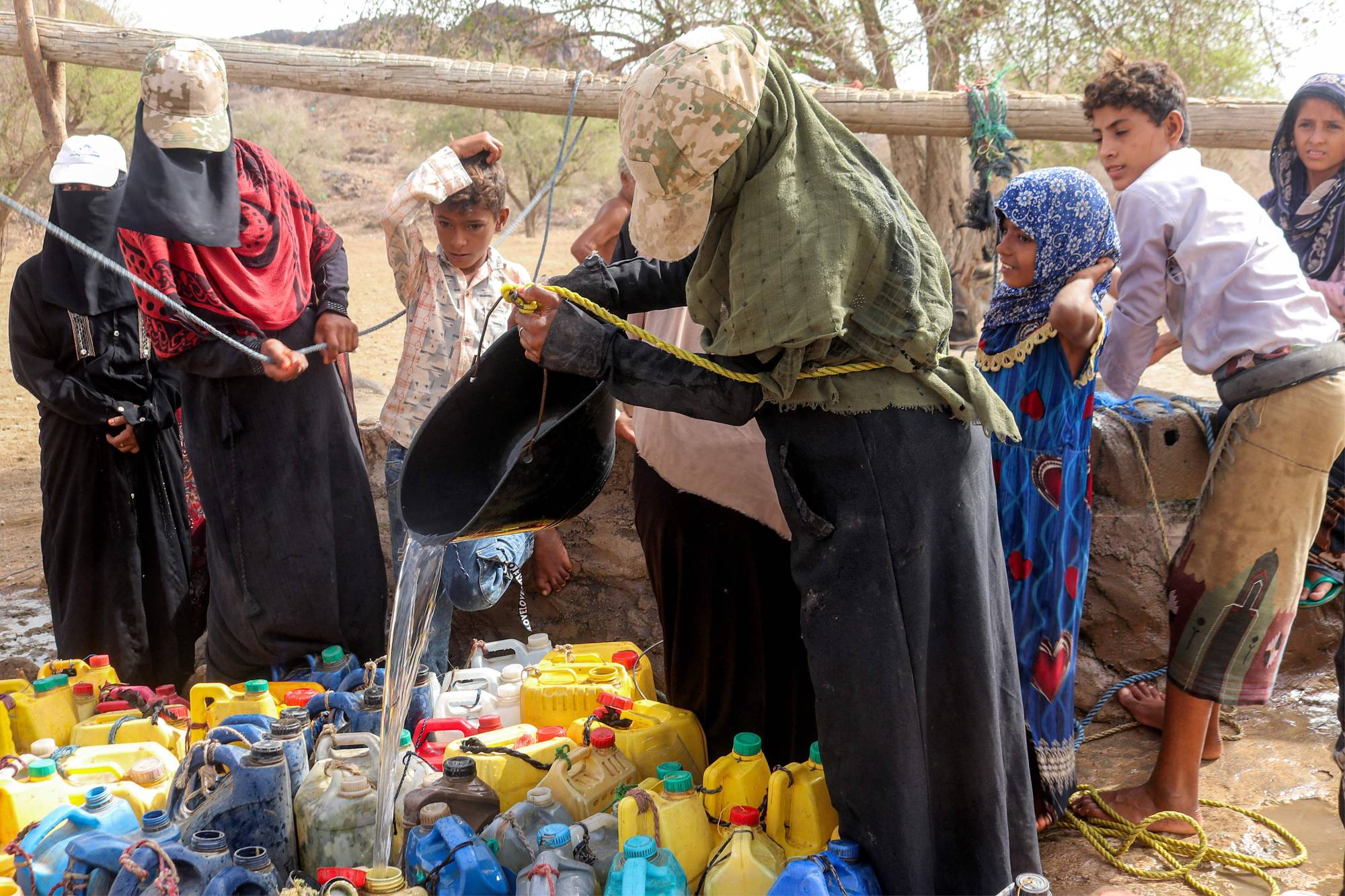 ملايين اليمنيين يفتقدون المياه النظيفة في ظل تردي الخدمات وموجات الجفاف (أ.ف.ب)