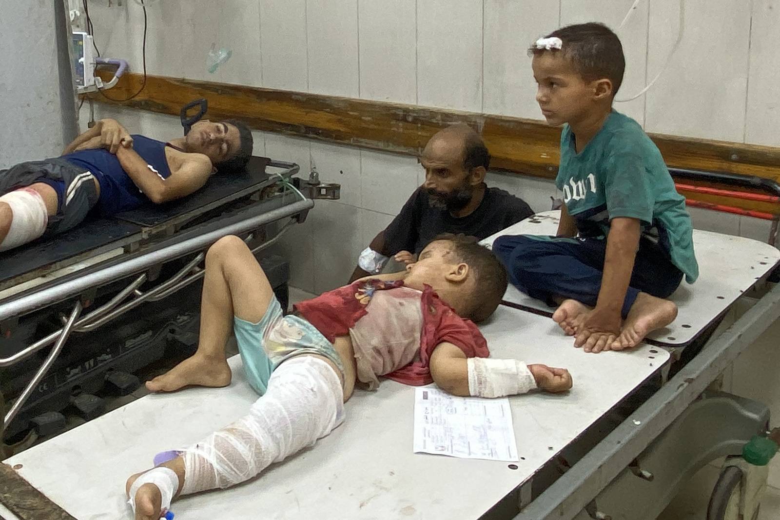 أطفال مصابون ينتظرون العلاج في مجمع ناصر الطبي بخان يونس جنوب قطاع غزة (أ.ف.ب)