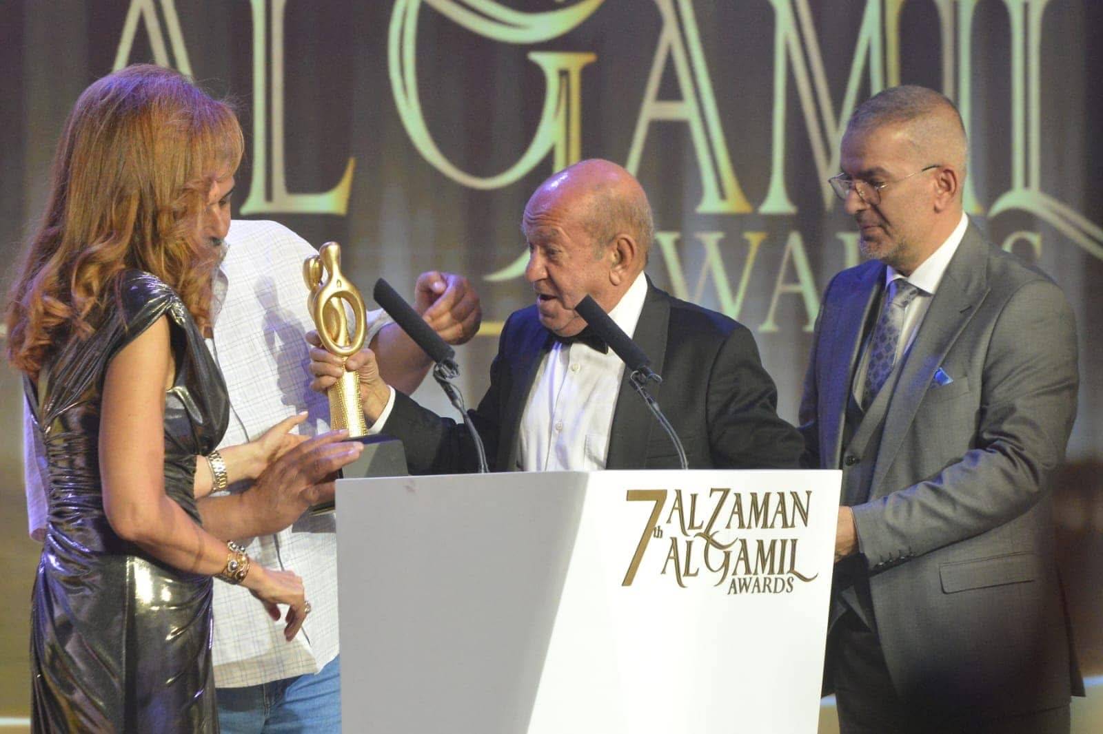الفنان لطفي لبيب يتسلم درع تكريم مهرجان الزمن الجميل اللبناني (حساب المهرجان على موقع «فيسبوك»)