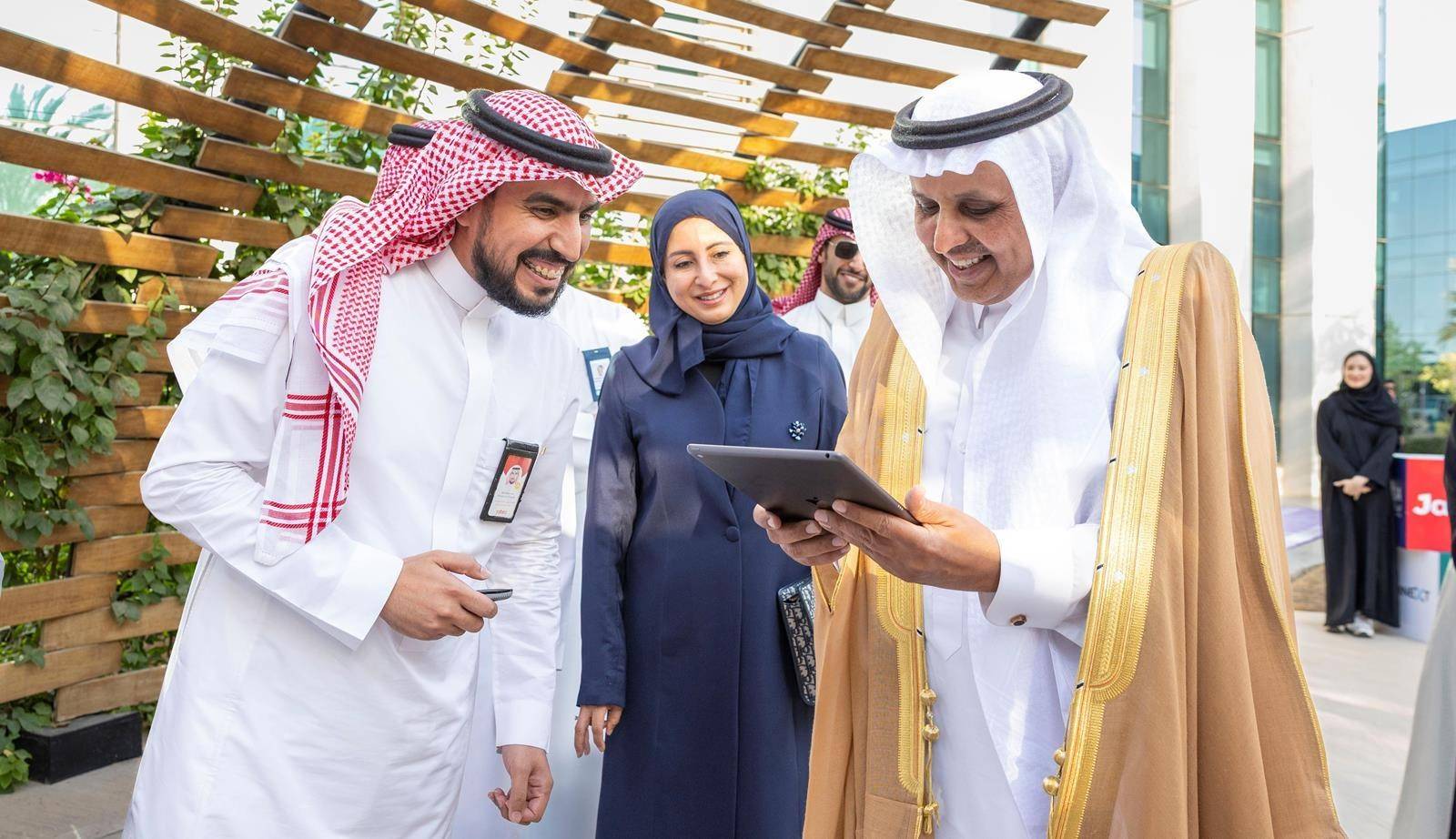 نائب وزير النقل والخدمات اللوجيستية في السعودية يشرف على إطلاق التجربة (واس)
