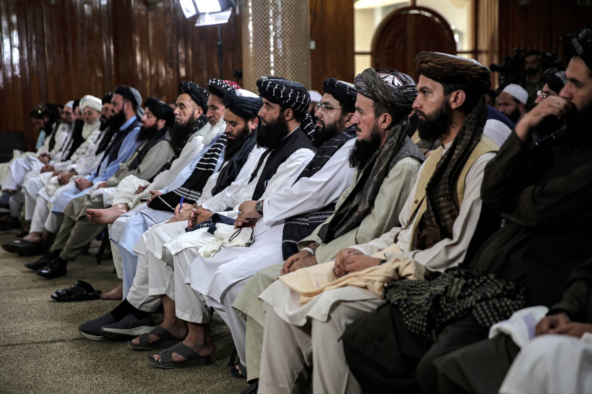 موظفون من مختلف إدارات وزارة شؤون اللاجئين والعودة وصحافيون أفغان يحضرون مؤتمراً صحافياً في كابل 30 يوليو 2025. تواجه أفغانستان أزمة لاجئين متفاقمة حيث تم ترحيل أكثر من 1.8 مليون أفغاني قسراً من إيران ونحو 185 ألفاً من باكستان وأكثر من 5 آلاف من تركيا خلال الأشهر الثلاثة الماضية (إ.ب.أ)