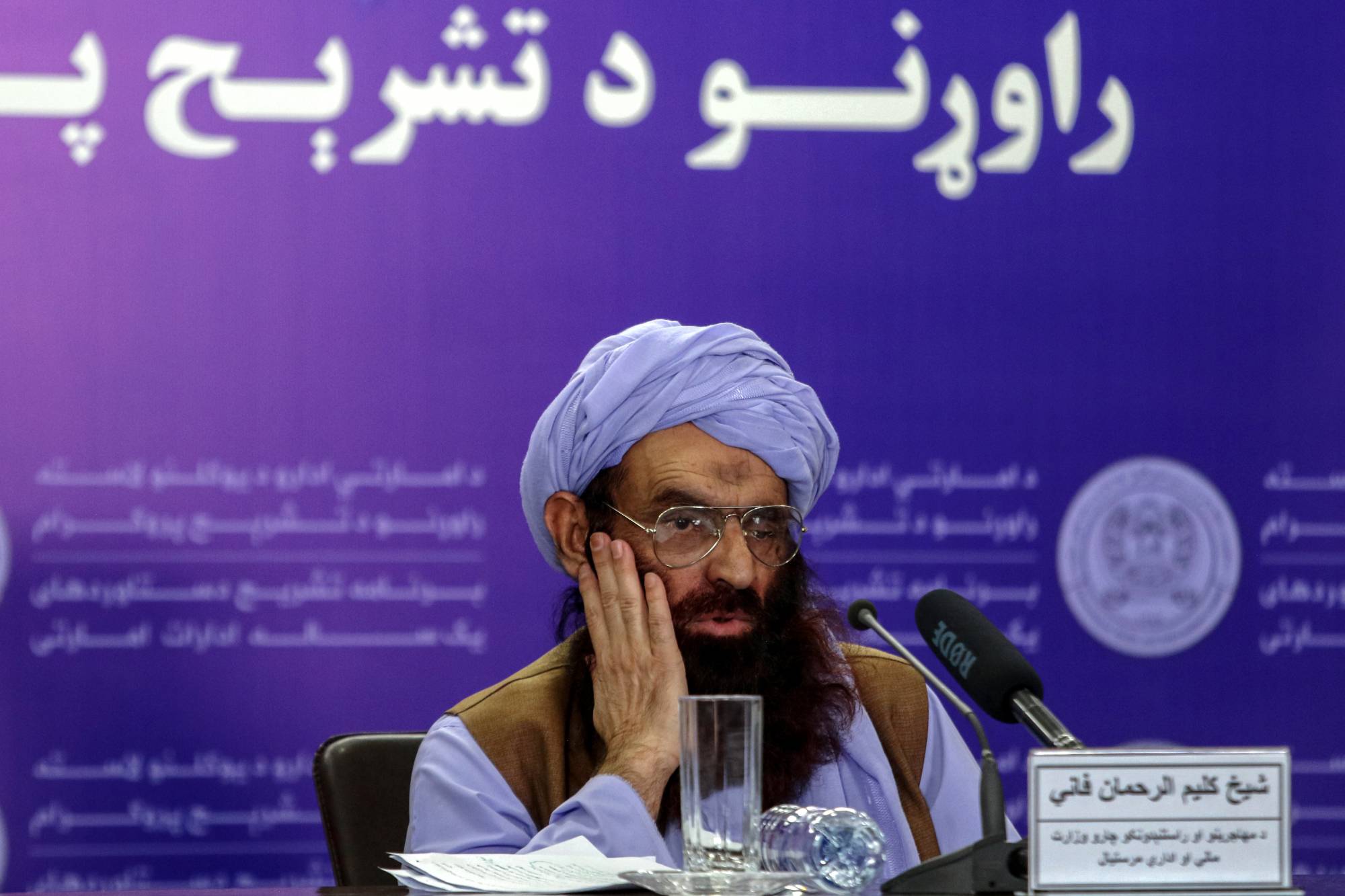 الشيخ كليم الرحمن فاني نائب وزير المالية والإدارة بوزارة شؤون اللاجئين والعودة يتحدث إلى الصحافيين خلال مؤتمر صحافي عُقد في كابل 30 يوليو 2025 (إ.ب.أ)