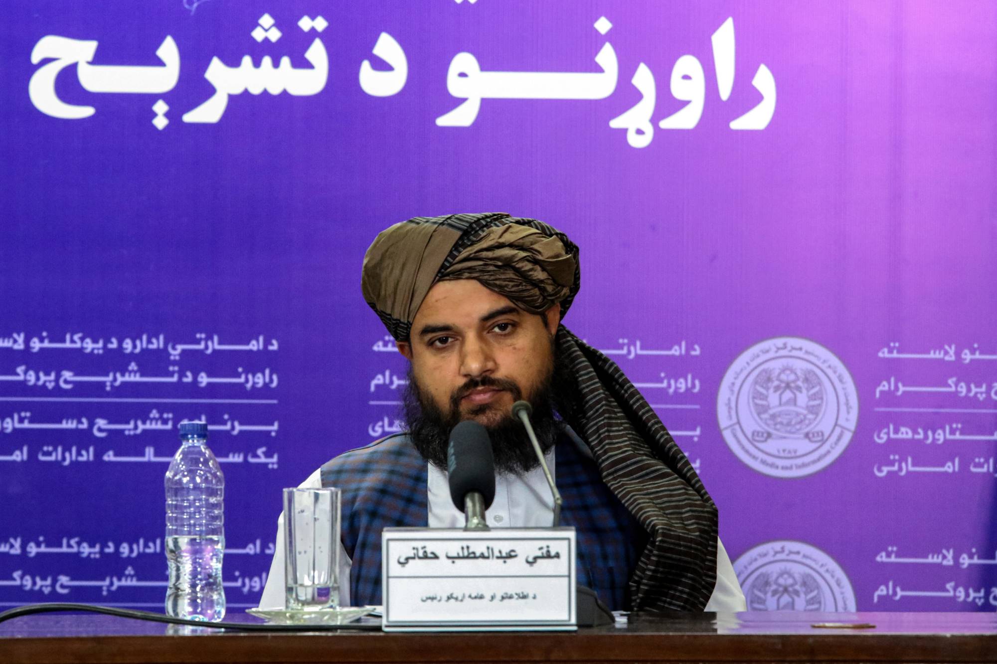 مفتي عبد المطلب حقاني المتحدث باسم وزارة شؤون اللاجئين والعودة يتحدث إلى الصحافيين خلال مؤتمر صحافي عُقد في كابل 30 يوليو 2025 (إ.ب.أ)
