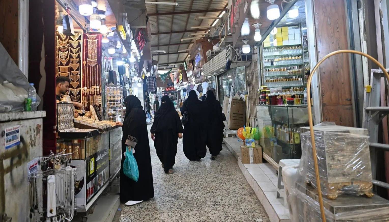 محلات تجارية داخل سوق شعبية في جنوب المملكة (واس)