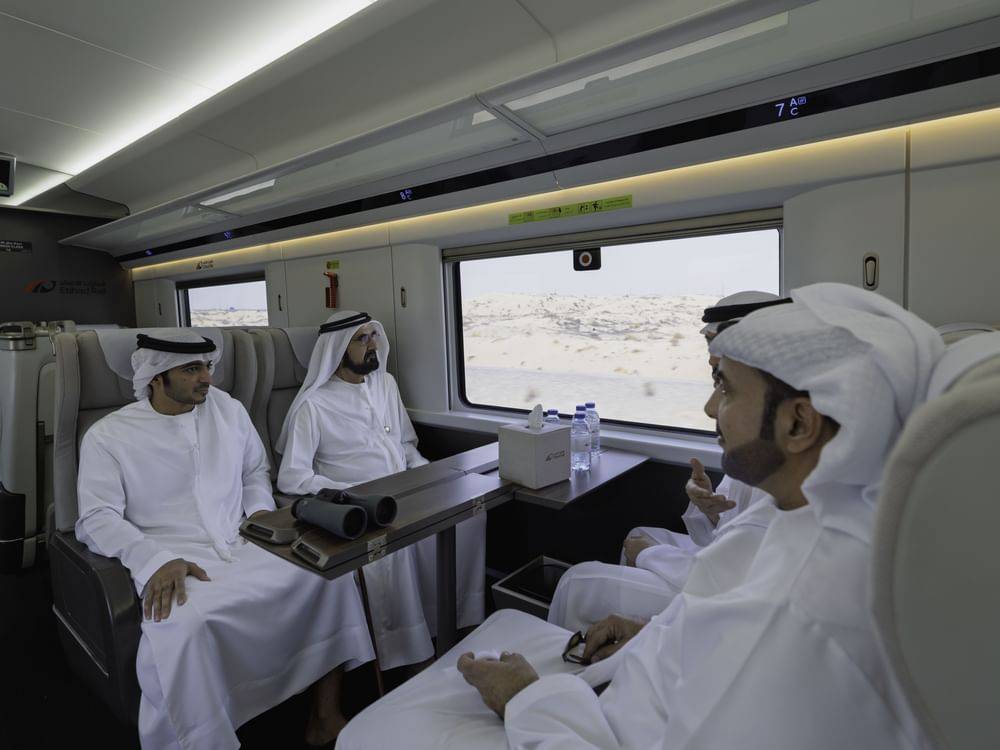 الشيخ محمد بن راشد آل مكتوم نائب رئيس دولة الإمارات رئيس مجلس الوزراء حاكم دبي خلال تجربة «قطار الاتحاد» (وام)