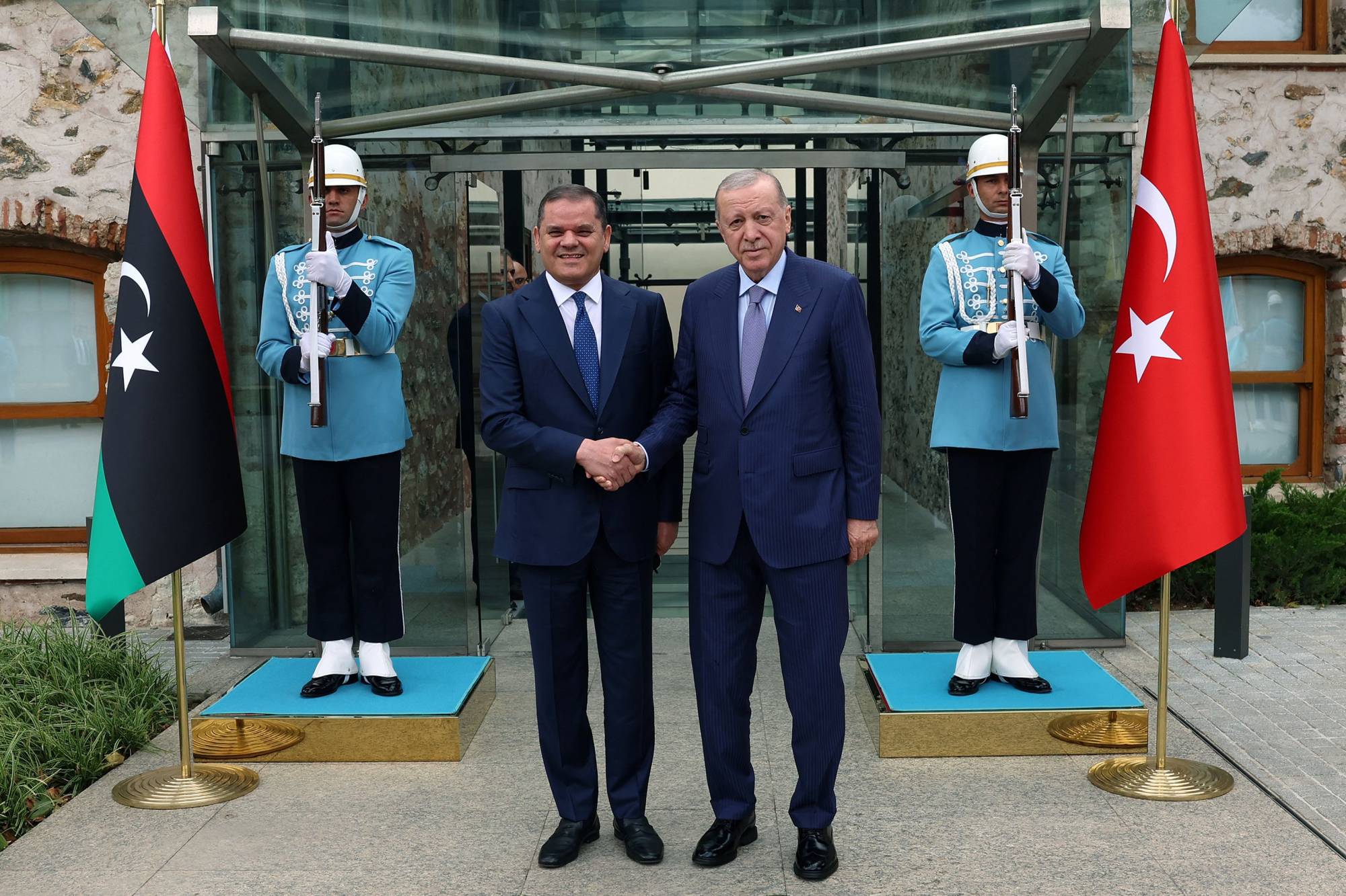 إردوغان مستقبلاً عبد الحميد الدبيبة لدى وصوله إلى إسطنبول أمس الجمعة (أ.ف.ب)