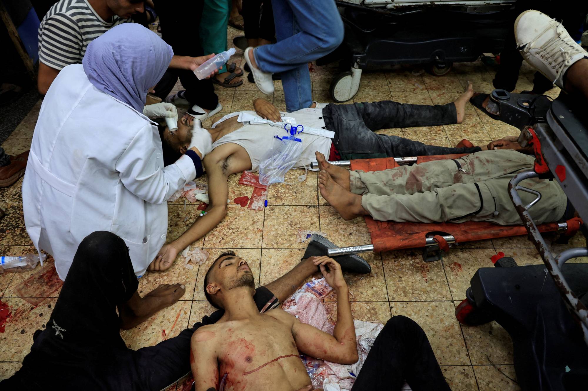 يتلقى المصابون الفلسطينيون بنيران إسرائيلية المساعدة بمستشفى «ناصر» في خان يونس جنوب قطاع غزة (رويترز)