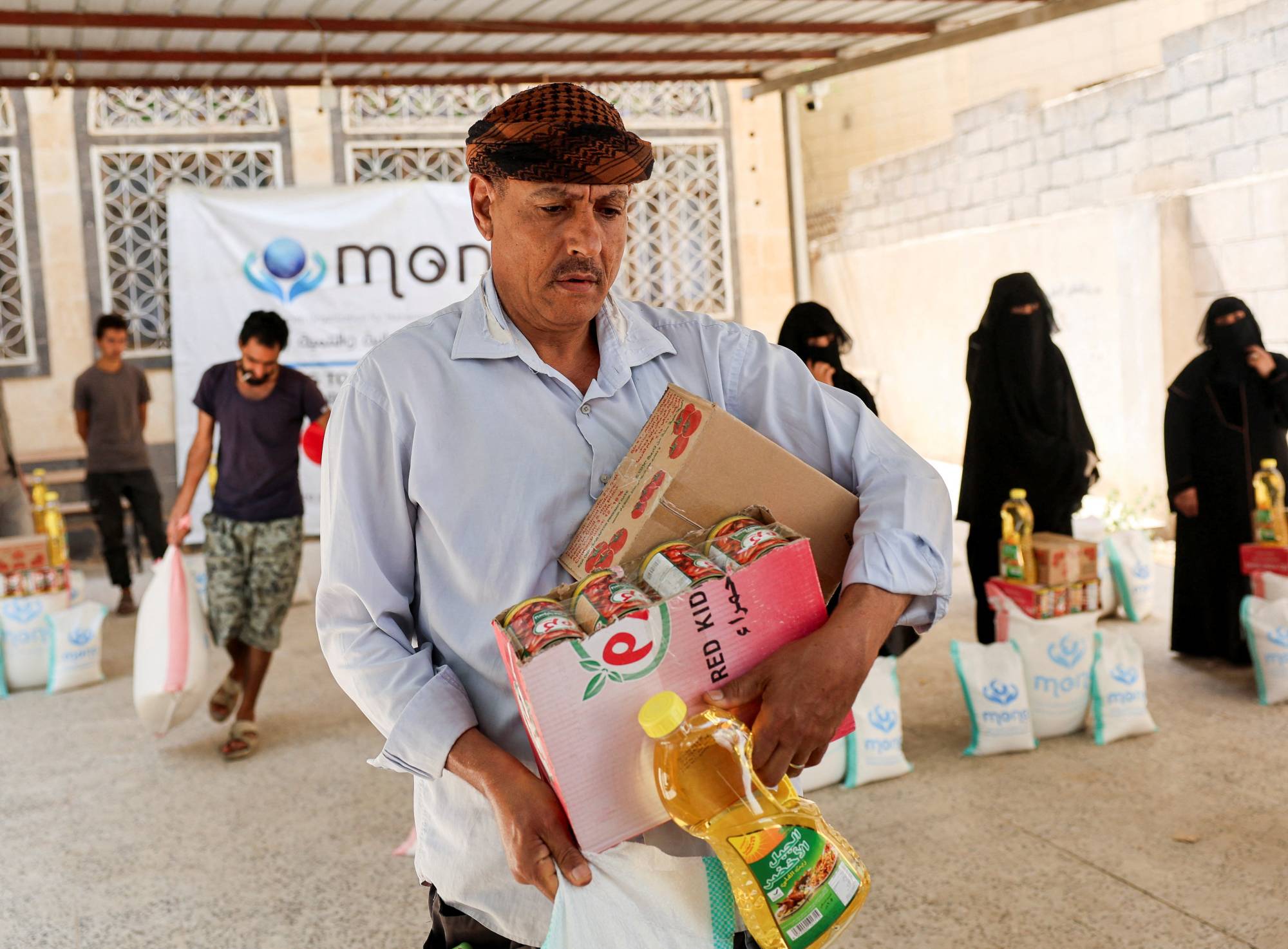 ملايين اليمنيين يعتمدون على المساعدات الإنسانية الدولية (رويترز)